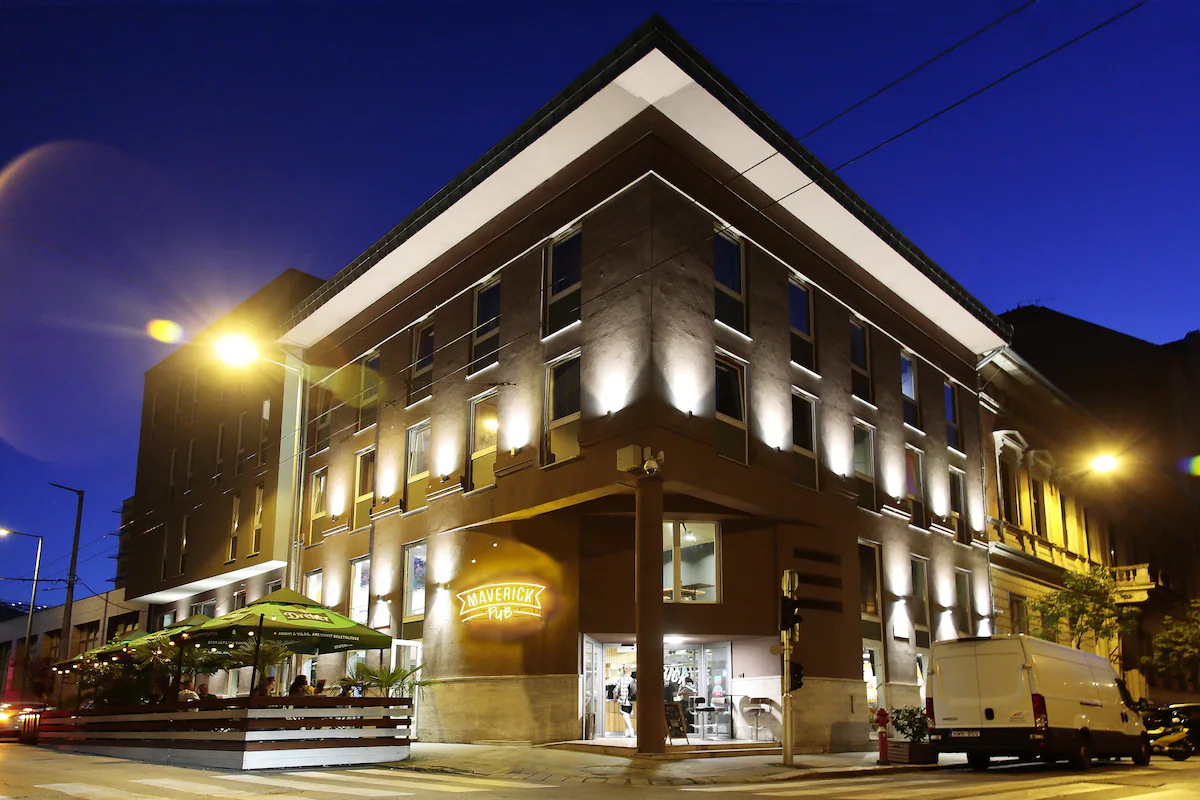 Maverick Urban Lodge – exterior